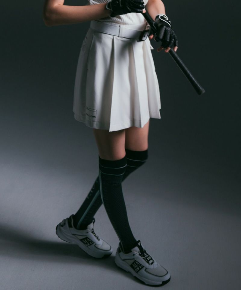 WHITE (Model:身長177cm,バスト79cm,ウエスト58cm,ヒップ88cm,着用サイズM)