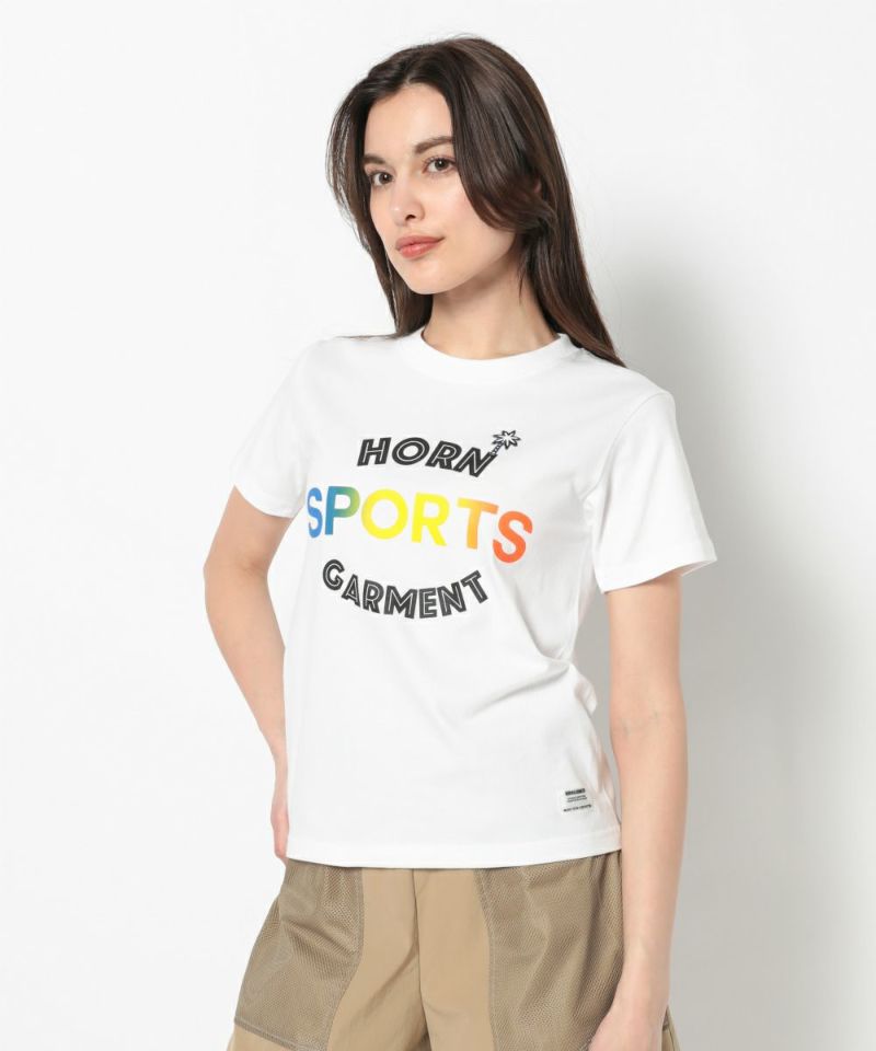 WHITE モデル:身長168cm,バスト80cm,ウエスト57cm,ヒップ89cm,着用サイズUNISEX