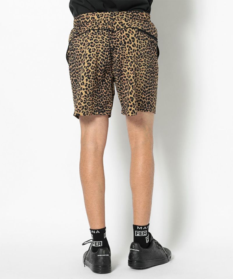 LEOPARD モデル:身長185cm,チェスト95cm,ウエスト75cm,ヒップ94cm,着用サイズL